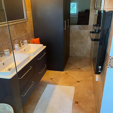 - 10 Minutes Paris * מדון